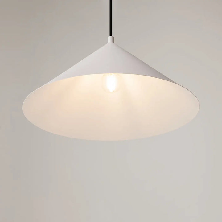 Suspension luminaire conique basic colors en vert militaire avec métal mat et ampoule apparente design minimaliste blanc