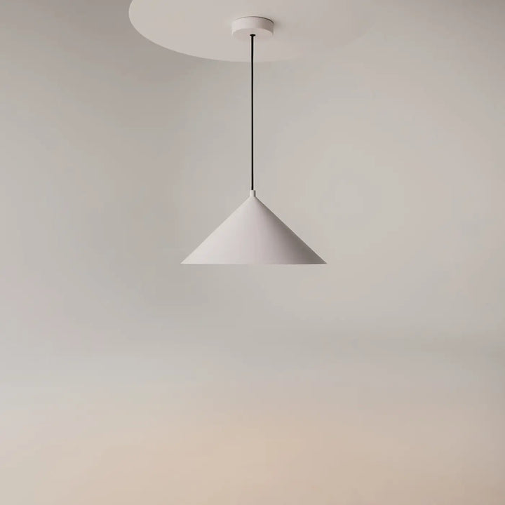 Suspension luminaire conique basic colors en métal mat blanc avec cordon noir fin minimaliste