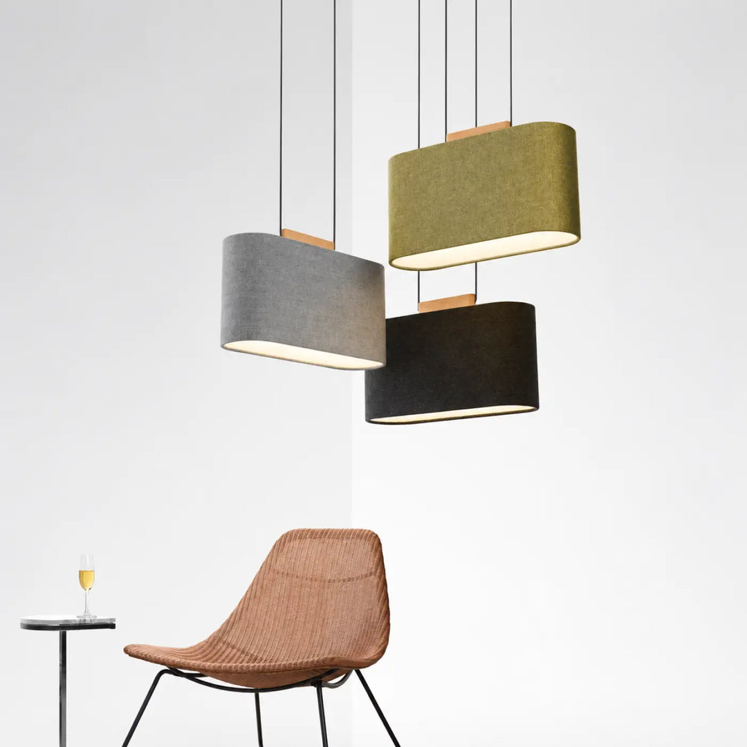 Suspension belmont pablo designs avec trois luminaires en tissu olive vert gris noir et chêne massif en détail bois