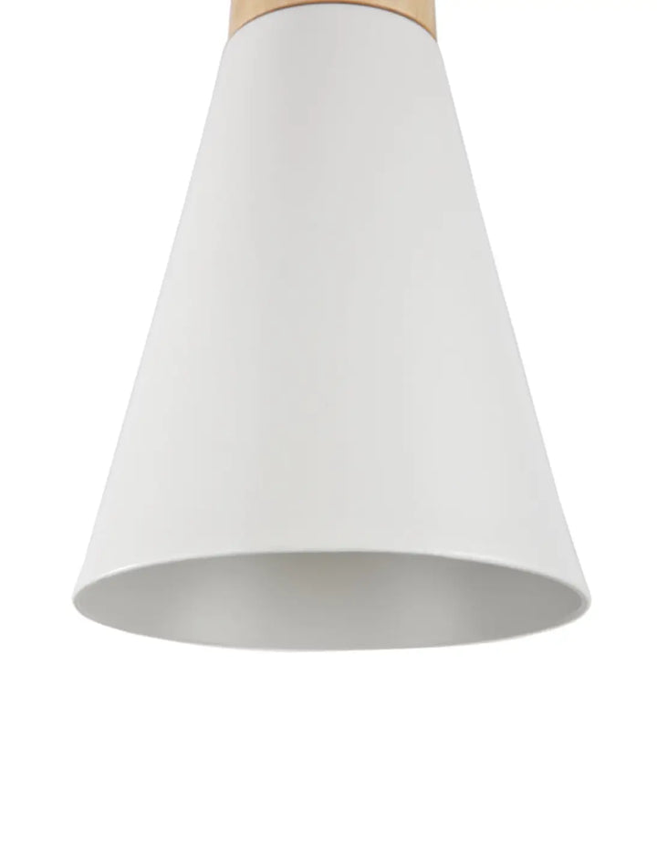 Suspension luminaire biconess avec abat-jour conique blanc et bois naturel au-dessus d’une table de salle à manger