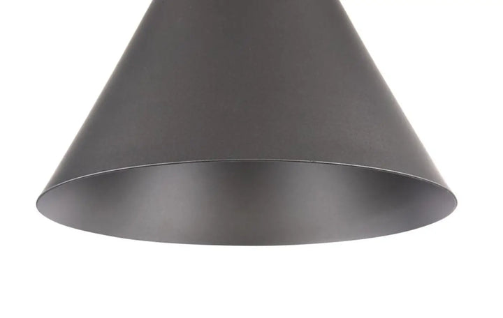 Suspension luminaire bicones en métal mat noir avec abat-jour conique minimaliste au-dessus d’une table de salle à manger