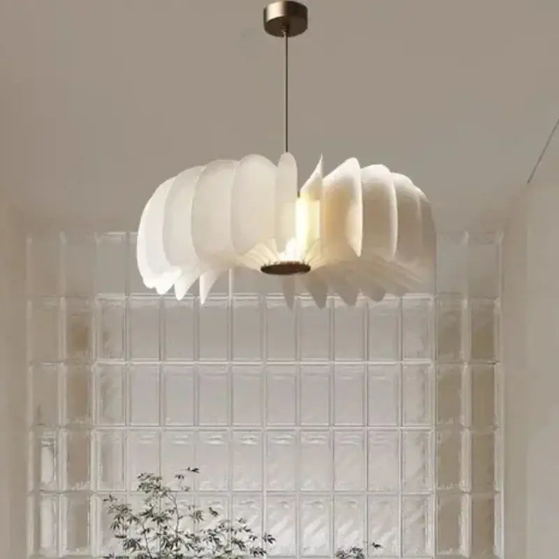 Suspension blanche design pétales sculptés style moderne