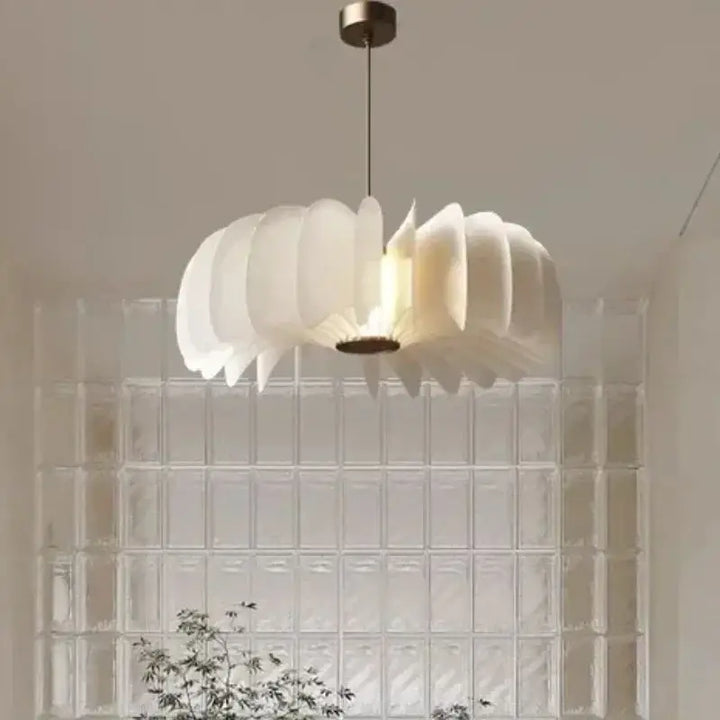Suspension blanche design pétales sculptés style moderne