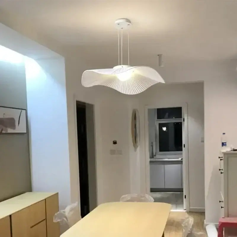Suspension blanche ondulée en tissu plissé style organique moderne

