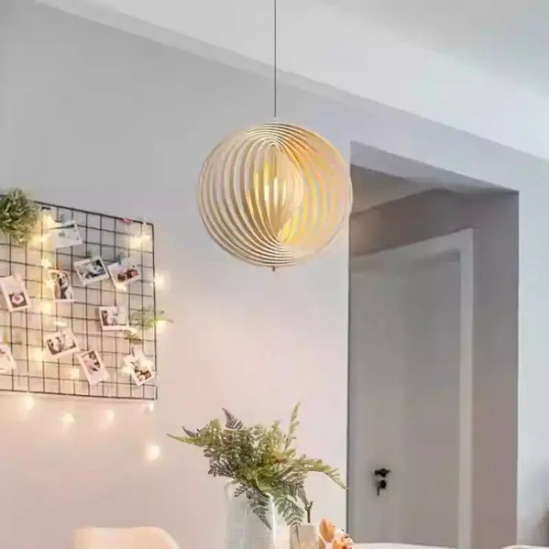 Suspension en bois design spirale pour salon ou salle à manger