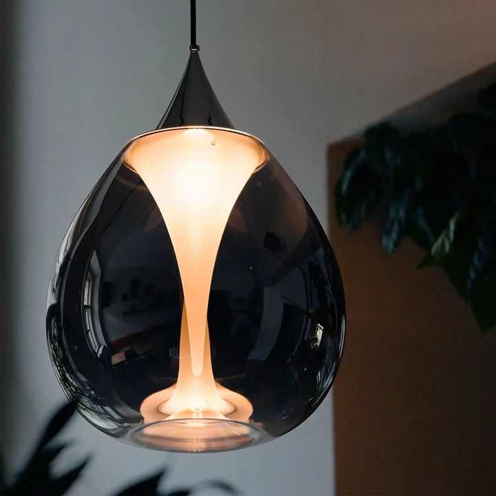 Suspension bond en verre soufflé noir brillant avec intérieur ambre illuminateur en forme de double disque convexe