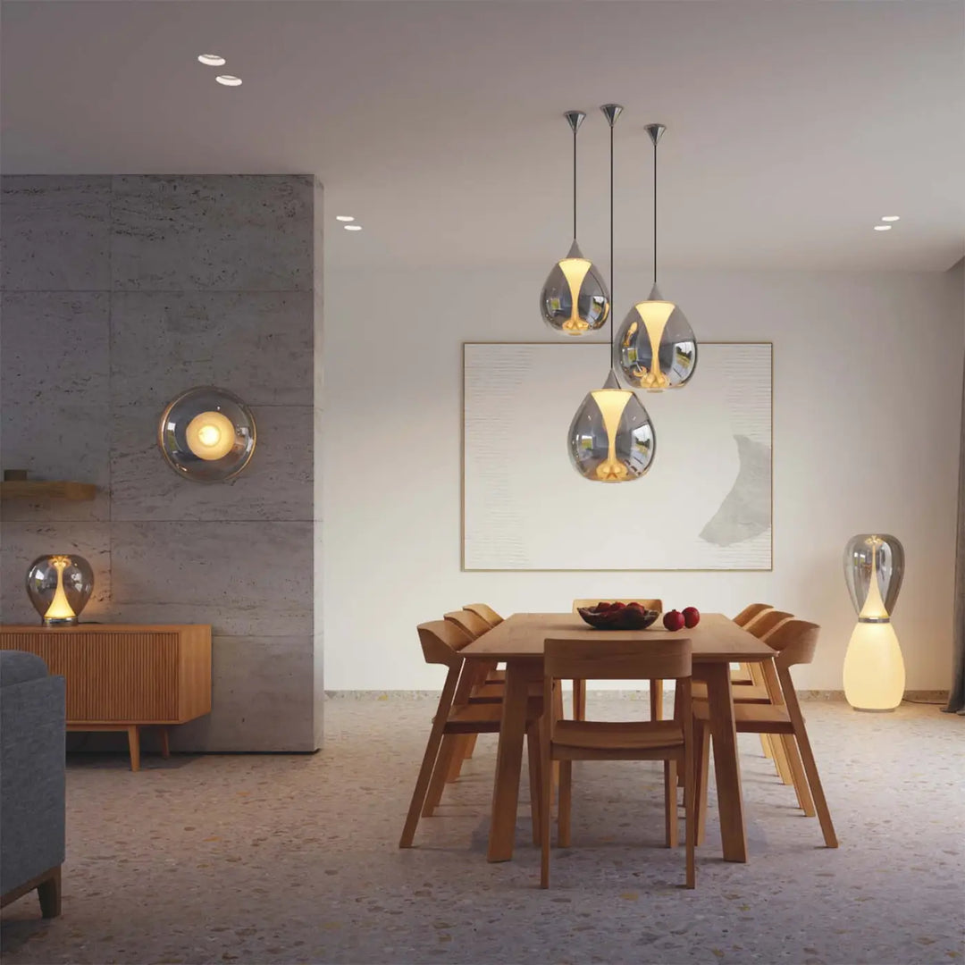 Suspension bond avec trois luminaires en forme de goutte en verre soufflé à surface métallique réfléchissante et lumière ambre