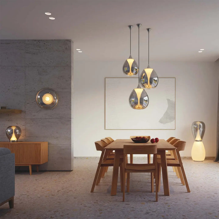 Suspension bond avec trois luminaires en forme de goutte en verre soufflé à surface métallique réfléchissante et lumière ambre