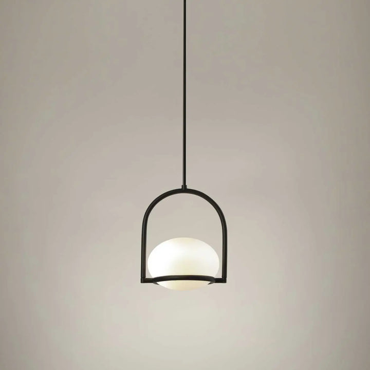 Vue de la suspension Coco noire à globe blanc #couleur_noir