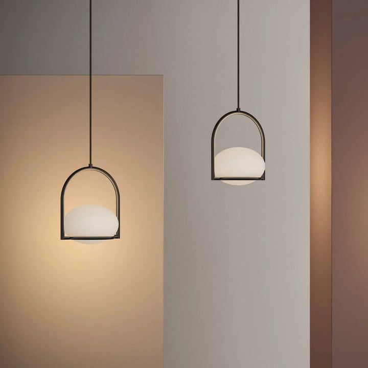 Suspension boule Coco noire dans un intérieur #couleur_noir