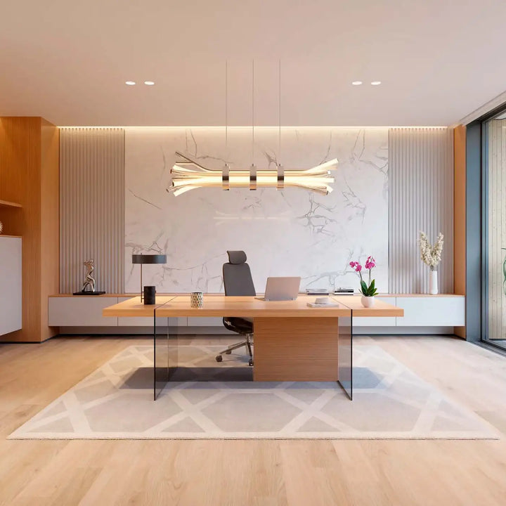 Moderne suspension led branchy au-dessus d un bureau minimaliste en bois clair avec pieds en verre au centre de la pièce