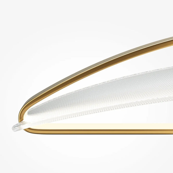 Suspension luminaire breeze linéaire en métal doré avec cadre courbé et diffuseur en acrylique texturé blanc pour d’une table