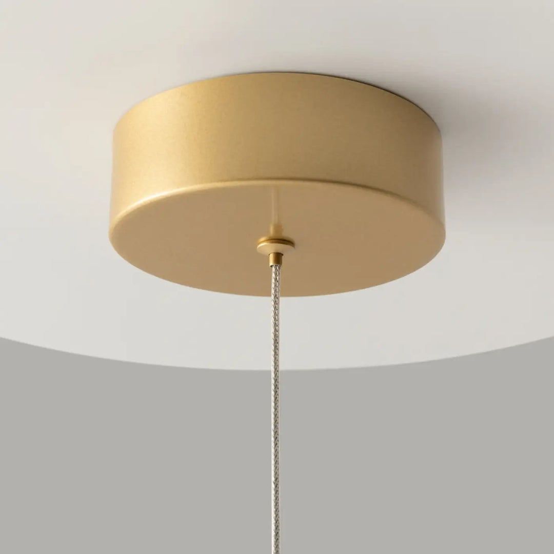 Suspension luminaire cascade conique led intégrée finition dorée avec câble métallique tressé idéale pour cage d’escalier ou d’une table
