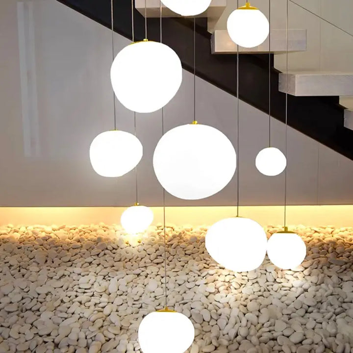 Suspension Cascade Moderne Boules Blanches Haut Plafond

