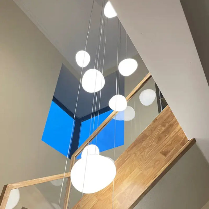 Suspension Cascade Moderne Boules Blanches Haut Plafond