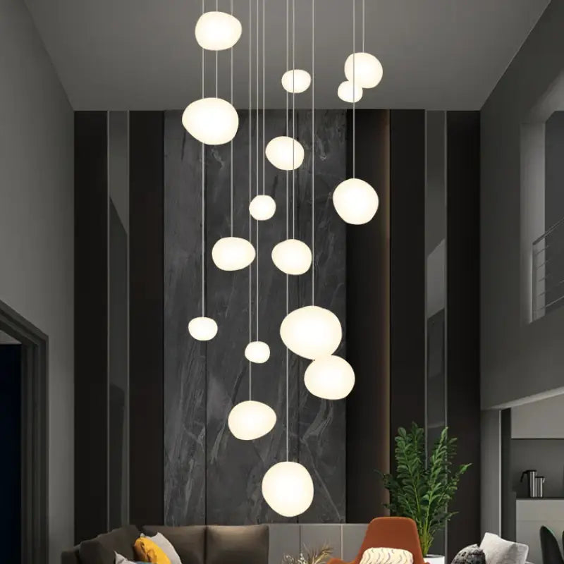 Suspension Cascade Moderne Boules Blanches Haut Plafond


