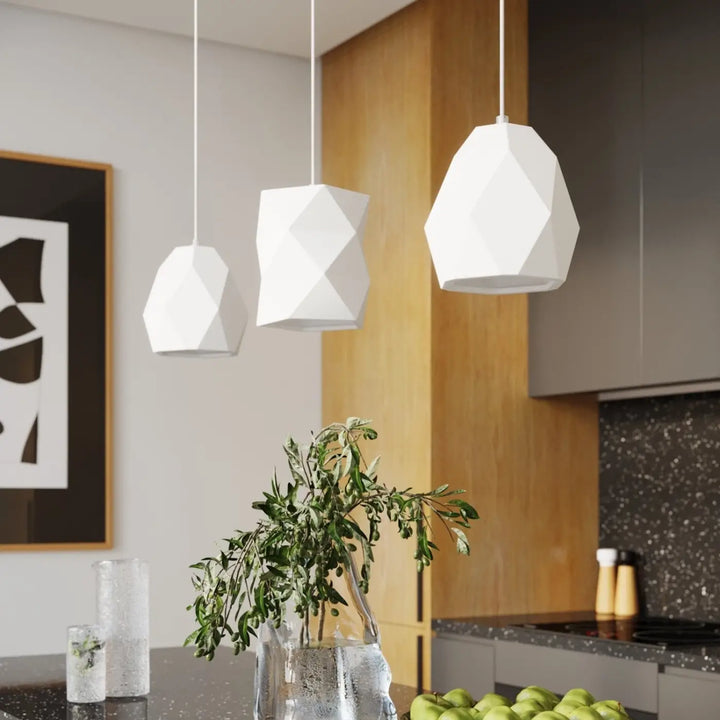 Suspension Mint en céramique blanche taillée en diamant dans une cuisine