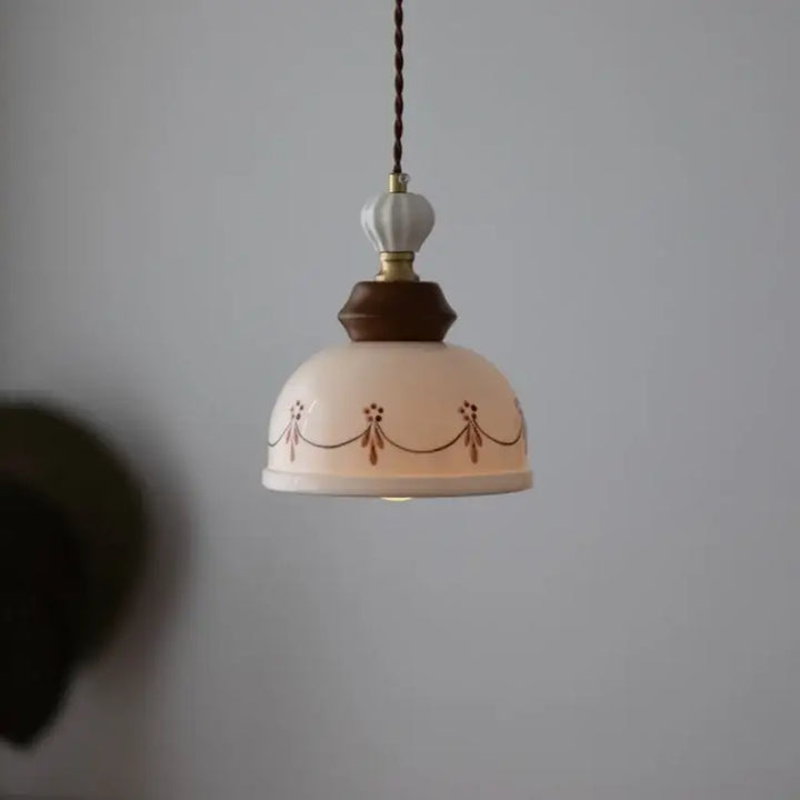 Suspension céramique blanche style classique avec ornement floral