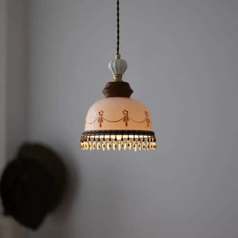 Suspension céramique blanche style classique avec ornement floral