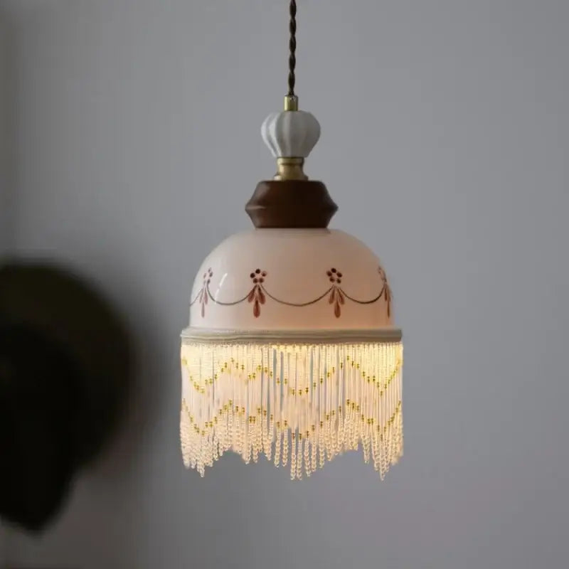 Suspension céramique blanche style classique avec ornement floral