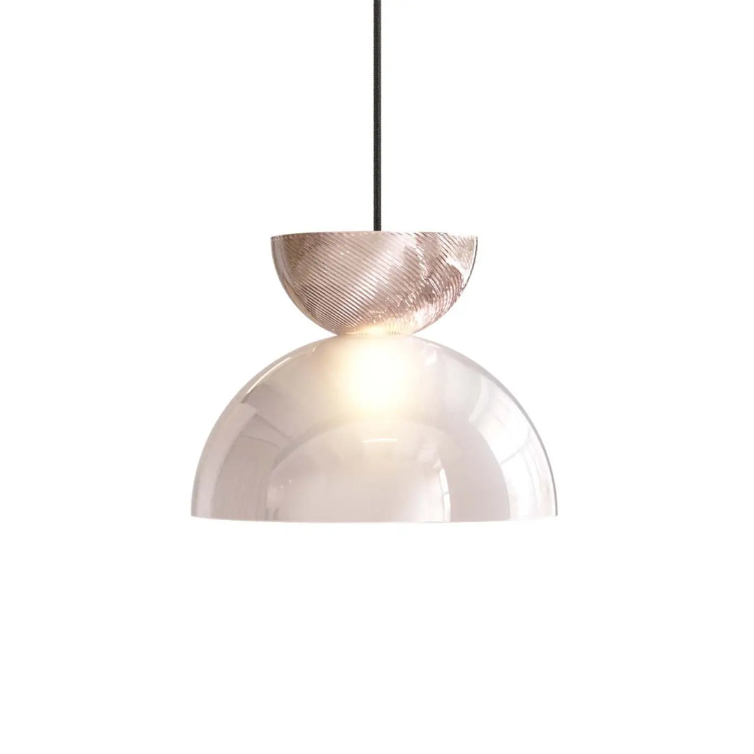 Suspension charm demi-sphère transparente avec dôme métallique texturé et abat-jour verre sablé translucide