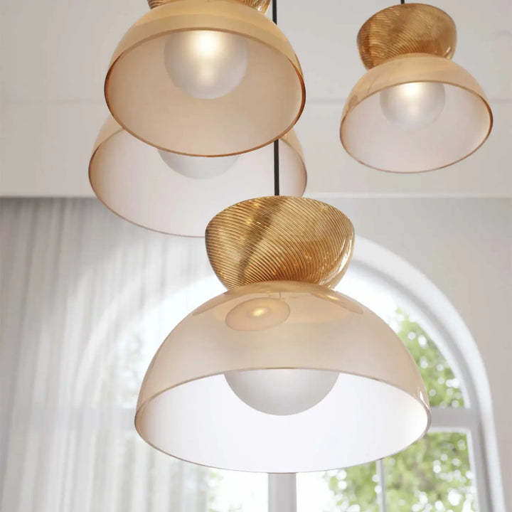 Luminaire suspension charm demi-sphère transparente en verre sablé avec abat-jour beige translucide et verre côtelé doré
