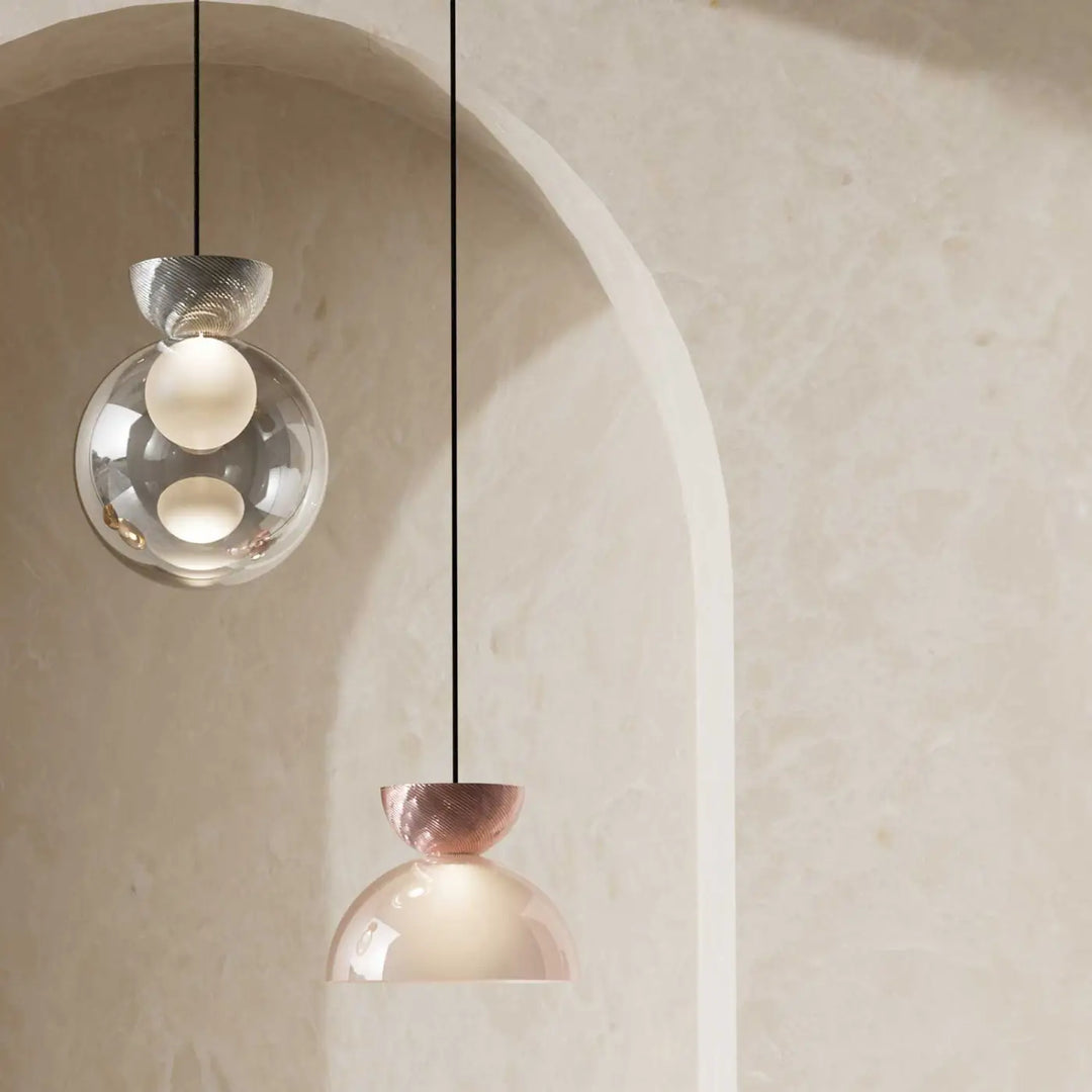 Suspension charm demi-sphère transparente avec abat-jour sphérique en verre sablé et dessus métallique texturé argent et rose gold