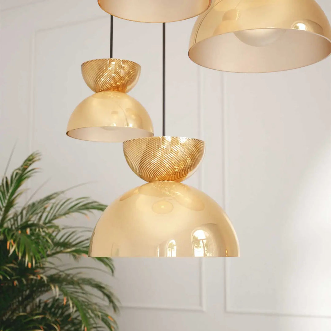 Suspension luminaire charm demi-sphère transparente en verre sablé avec finition dorée polis et section texturée suspendue