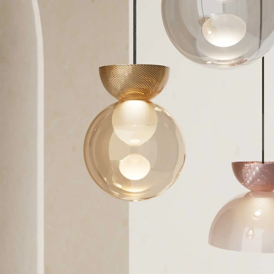 Suspension charm sphère avec globe lumineux en verre sablé ambré et métal texturé doré moderne