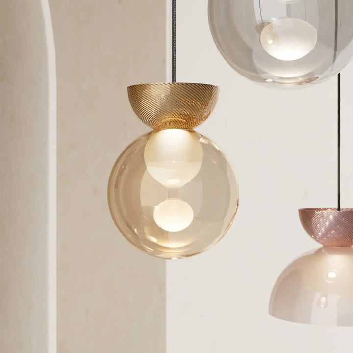 Suspension charm sphère avec globe lumineux en verre sablé ambré et métal texturé doré moderne