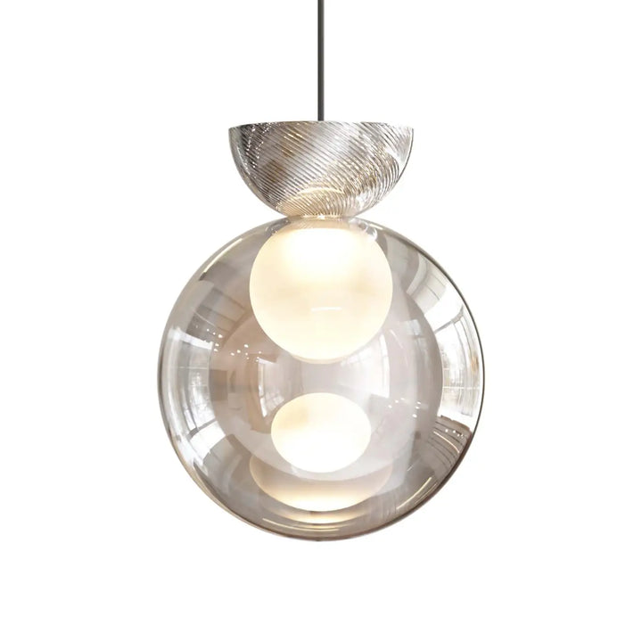 Suspension charm avec globe lumineux en verre sablé et abat-jour métallique argenté texturé pour éclairage chaleureux