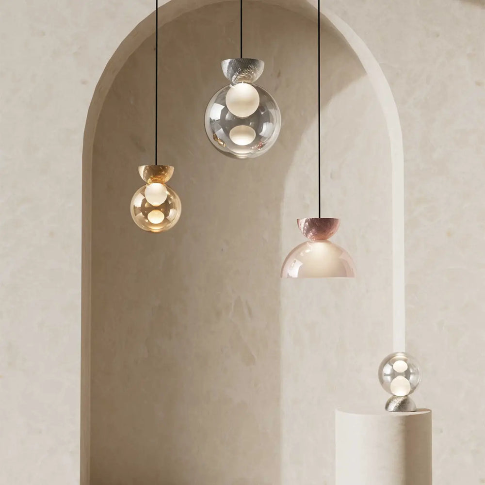 Suspension luminaire charm sphère avec globes lumineux en verre sablé et finitions métalliques or argent et rose gold