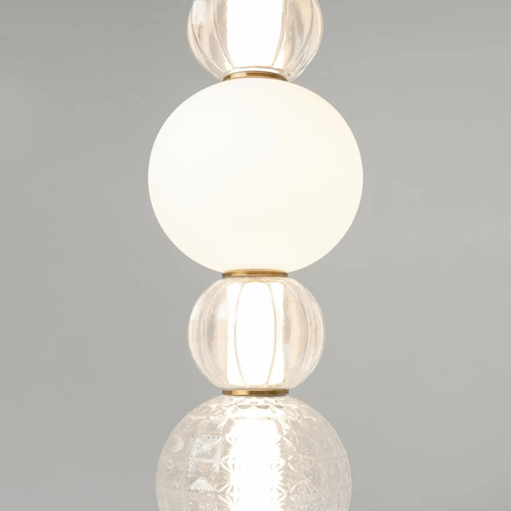 Suspension collar avec lumière à 360° en métal doré et abat-jours en verre clair et givré superposés sphériques