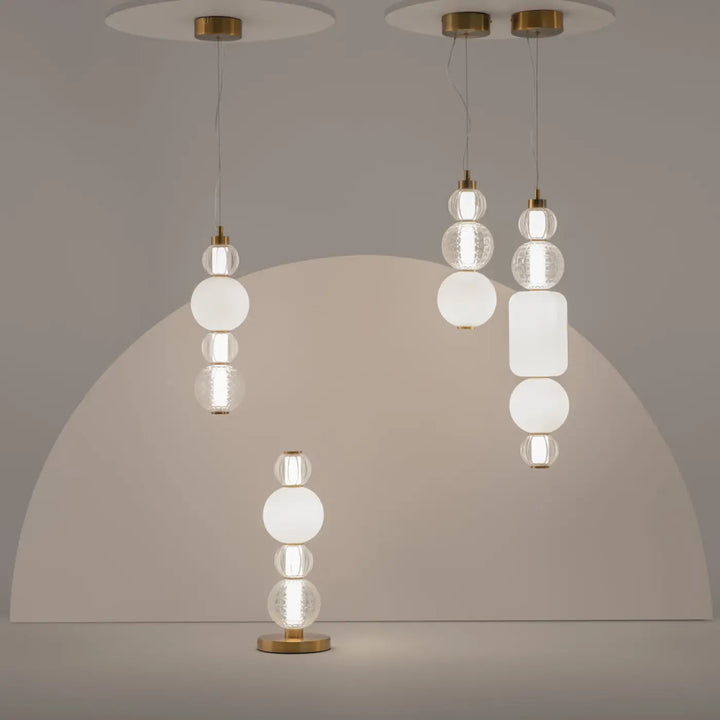 Suspension collar métal doré avec lumière à 360° en verre sphérique blanc givré et clair texturé