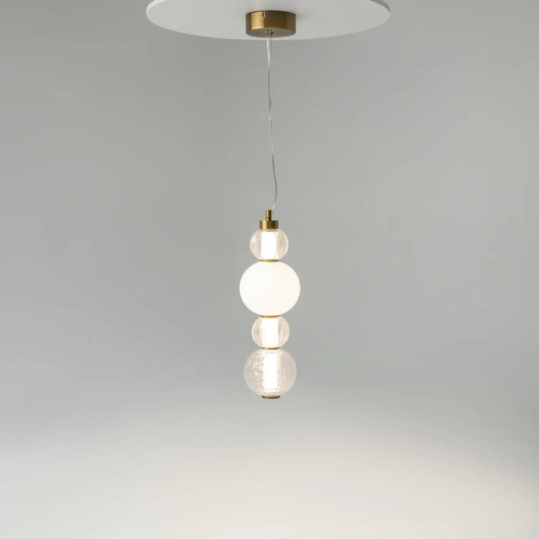 Suspension collar en métal doré avec quatre sphères en verre clair et givré pour une lumière à 360° moderne