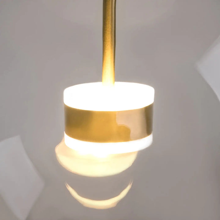 Suspension cometa en métal doré avec diffuseur en verre soufflé blanc idéale au-dessus d’une table moderne