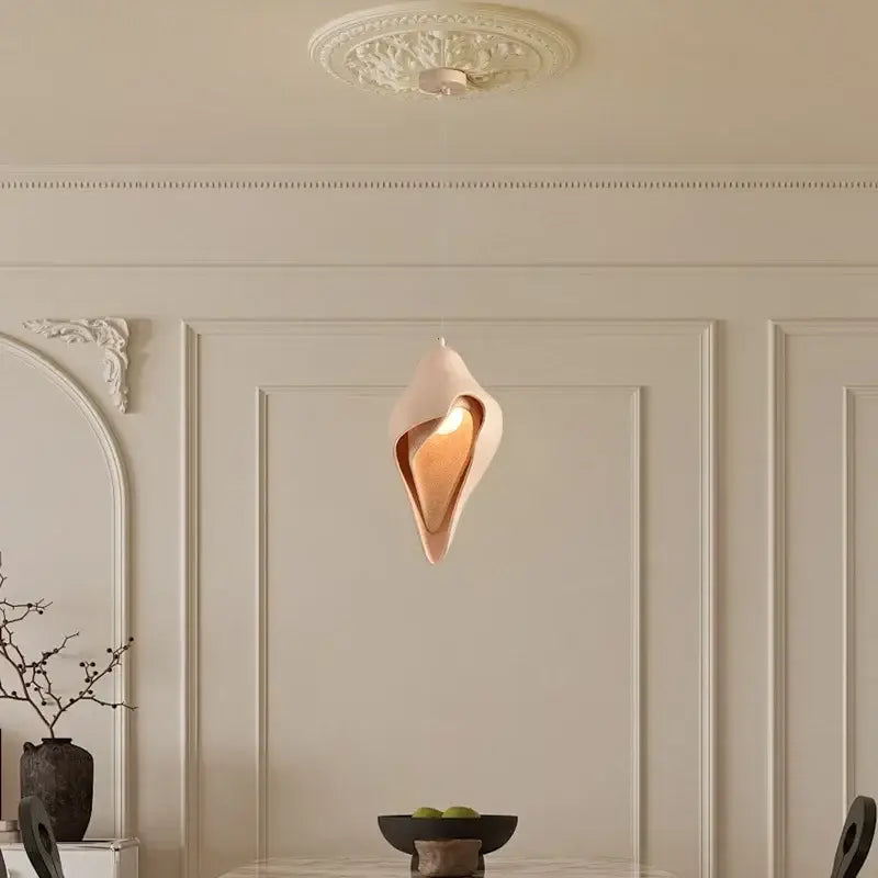 Suspension contemporaine au design organique et artistique

