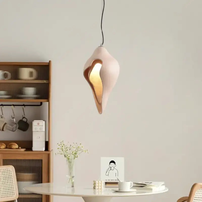 Suspension contemporaine au design organique et artistique

