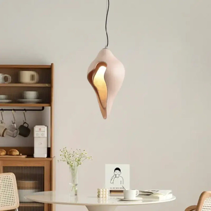 Suspension contemporaine au design organique et artistique

