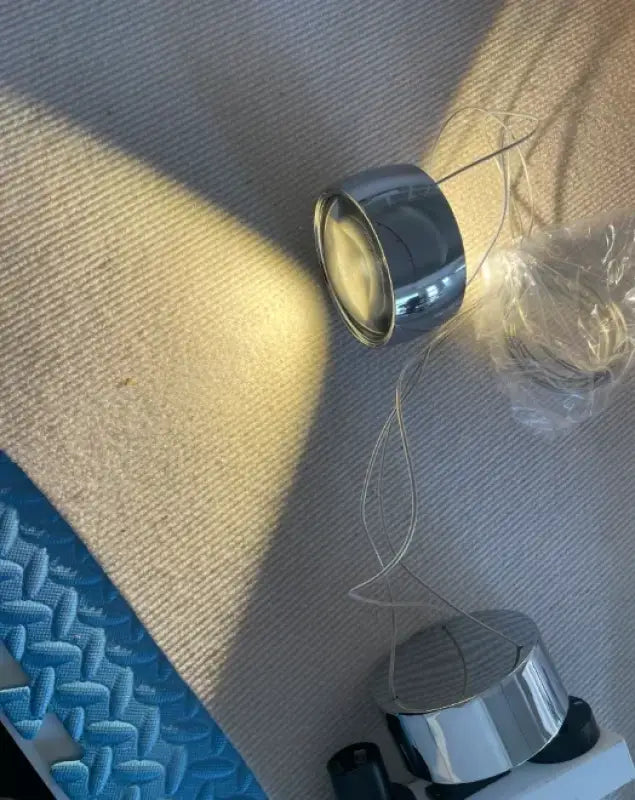 Suspension contemporaine dorée à lignes lumineuses fines moderne