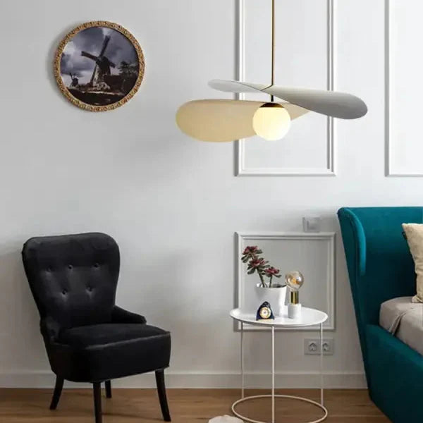 Suspension Contemporaine Forme Hélice Et Globe Central

