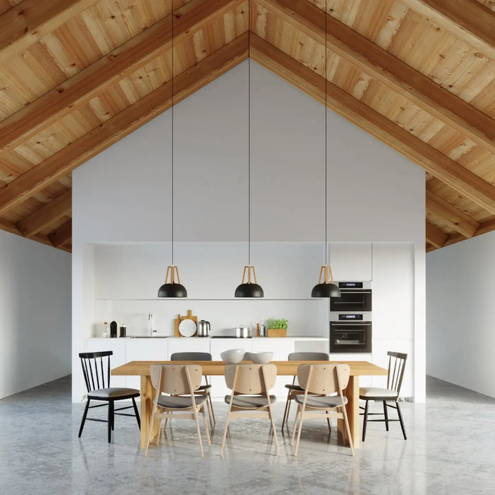 Suspension Casco à coupole noire à montants en bois naturel dans un intérieur contemporain