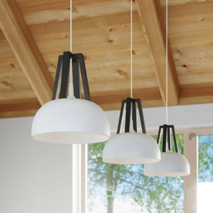 Suspension Casco à coupole blanche à montants noirs dans un intérieur contemporain