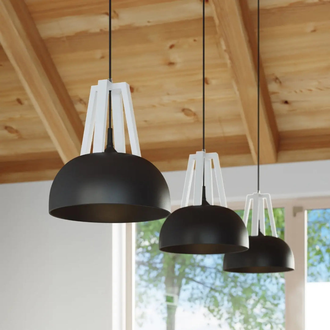 Suspension Casco à coupole noire à montants blancs dans un intérieur contemporain