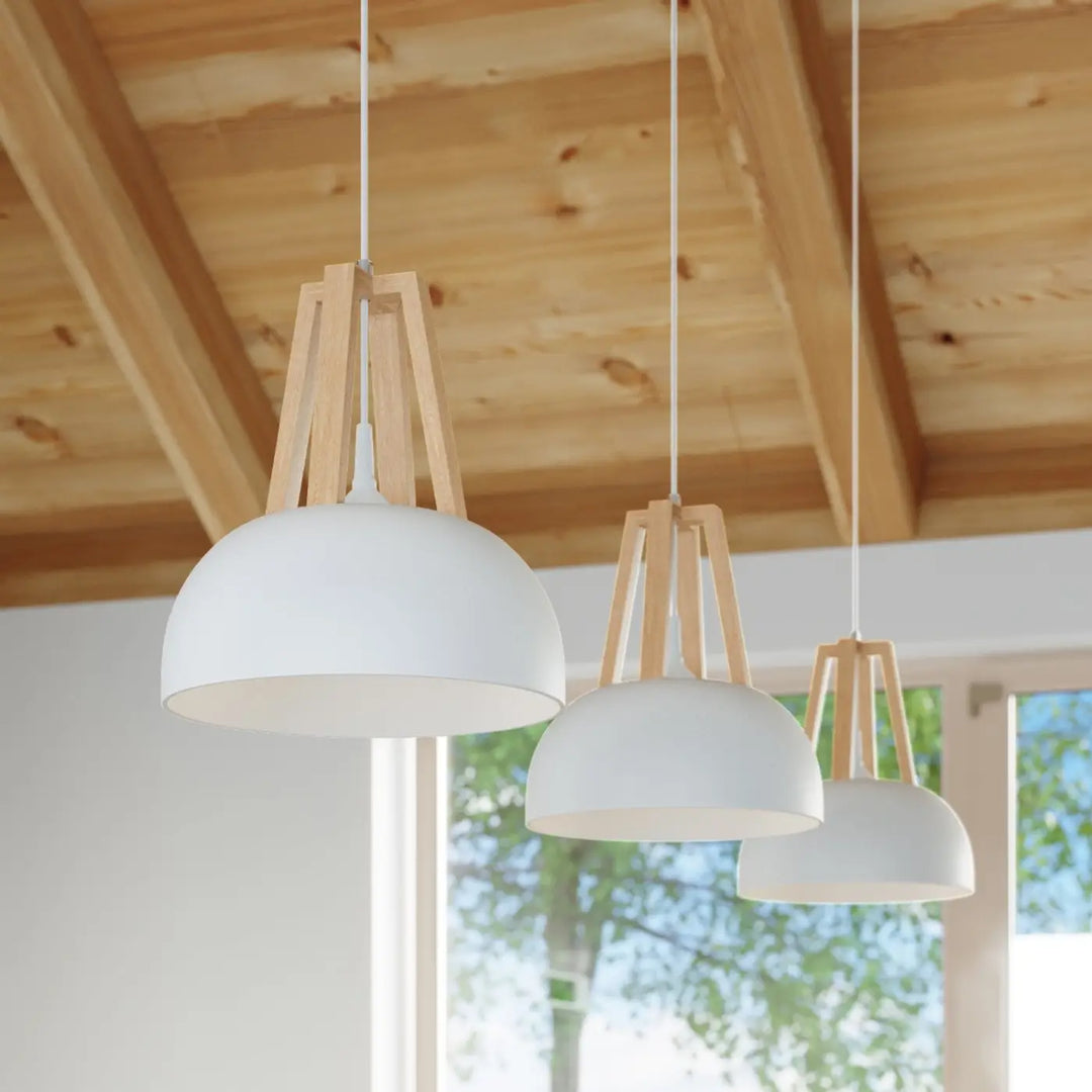 Suspension Casco à coupole blanche à montants en bois naturel dans un intérieur contemporain