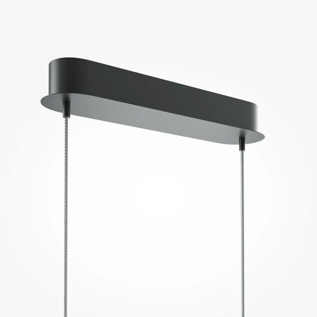 Suspension luminaire curve linéaire noir mat avec cordons argentés en salle à manger ou au-dessus d’un îlot led linéaire