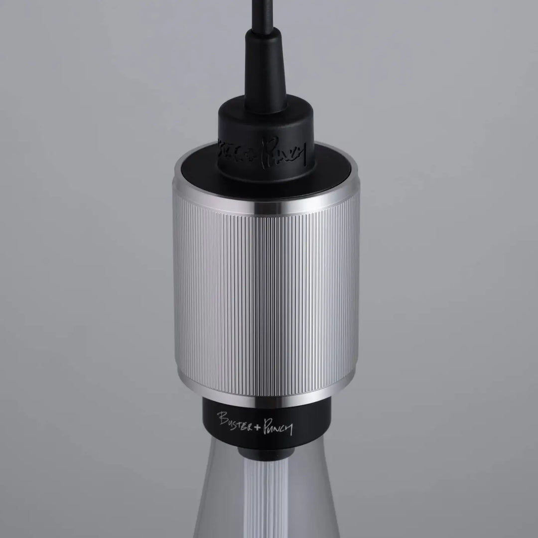 Détail de la suspension Heavy Metal à gravure alignée en acier #couleur_argent