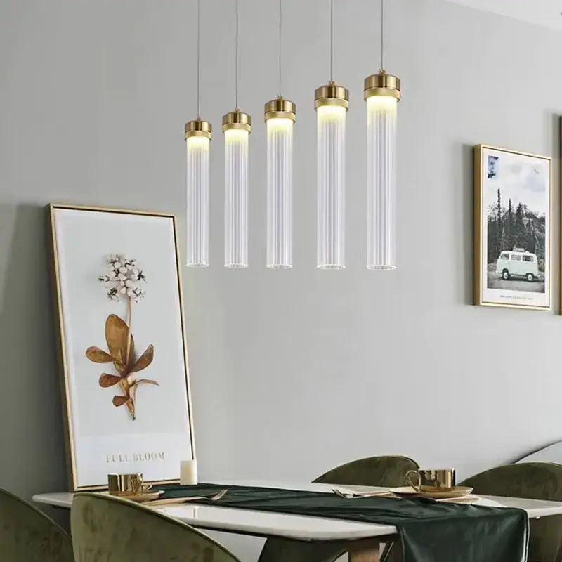 Suspension cylindrique dorée à tubes de verre striés

