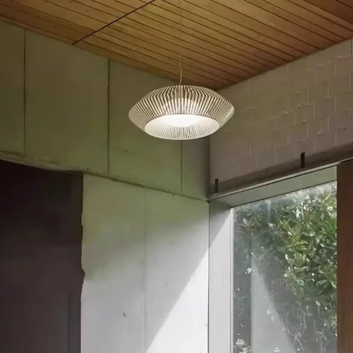 Suspension design ajourée en bois moderne pour salle à manger

