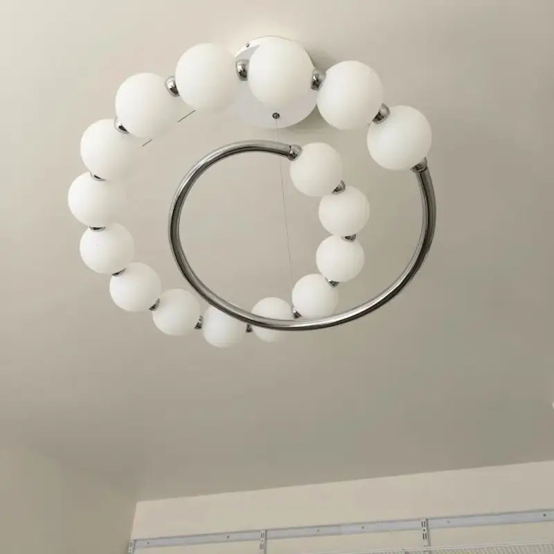 Suspension design anneau lumineux à globes blancs